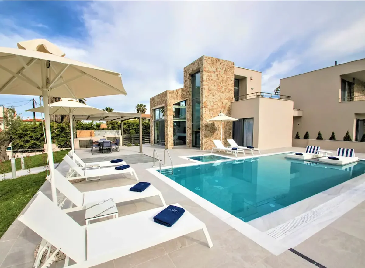 Luxury villa ΚΑΛΥΨΩ with heatred pool, pefkohori Kassandra